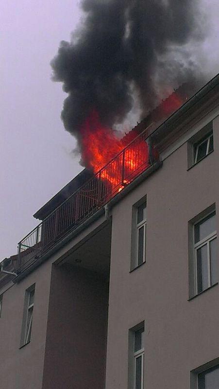 Feuer-Zittau-Wohnungsbrand-Dachwohnung-Flammen-Löscharbeiten-Brand
