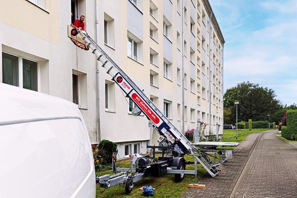 Umzüge-Möbellift-Treppentransport-sperrig-schwierig-zugänglich-Räume-Treppe-Zittau-Heinze-und-Co